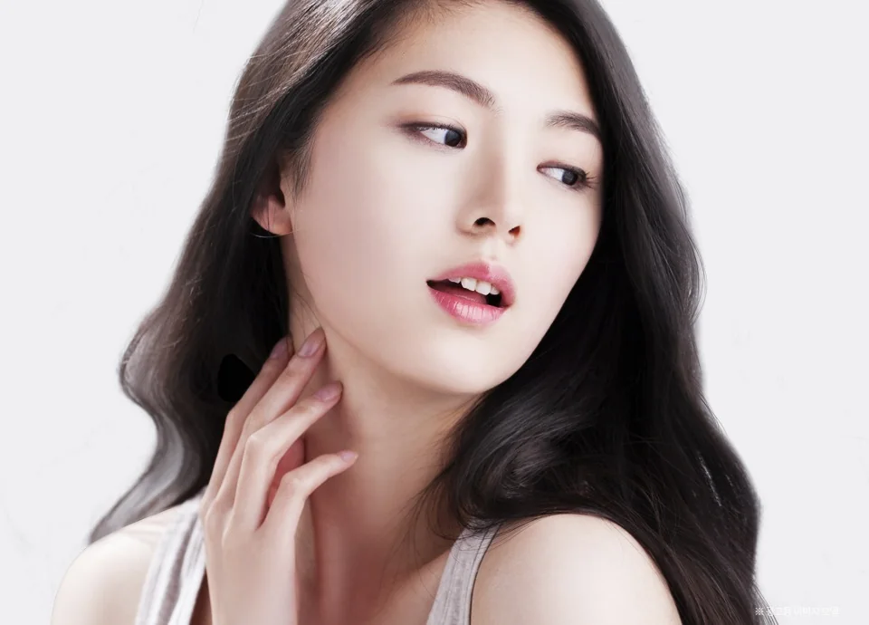 손끝으로 턱선과 목선을 짚고 있는 모델